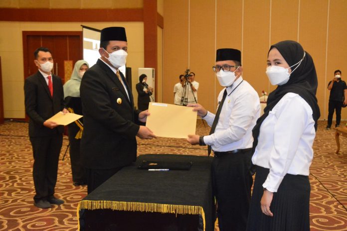 Sebanyak 109 orang CPNS formasi tahun 2020 mengambil sumpah dan dilantik Gubernur Kepulauan Riau H. Ansar Ahmad menjadi PNS di Aula Wan Seri Beni, Dompak, Selasa (26/4) F,ist