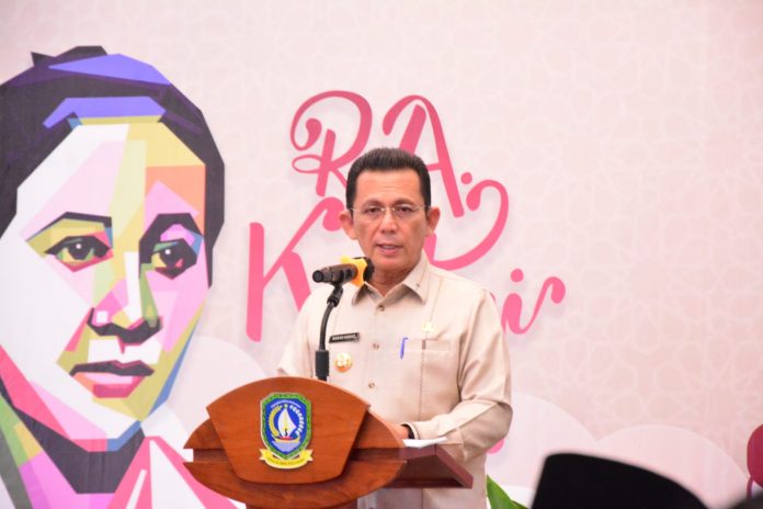 Gubernur Kepulauan Riau H. Ansar Ahmad memberikan penghargaan dan apresiasi kepada 