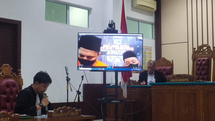 Sidang Perkara Dugaan Tindak Pidana Korupsi APBDes Pemerintah Desa Matak Kabupaten Kepulauan Anambas Tahun Anggaran 2019 dengan Terdakwa An. A selaku Kepala Desa dan An. F. selaku Sekretaris Desa memasuki pembacaan surat dakwaan, Senin (9/5) F,ist