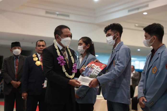 Menpora Amali Serahkan Beasiswa Universitas Prof. Dr. Moestopo untuk Atlet Berprestasi F,ist