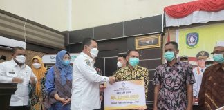 Serahkan Bantuan, Ansar Sebut RT dan RW Adalah Mulut dan Telinga Pemerintah Gubernur Kepulauan Riau H. Ansar Ahmad menyerahkan bantuan insentif untuk seluruh RT/RW F,ist