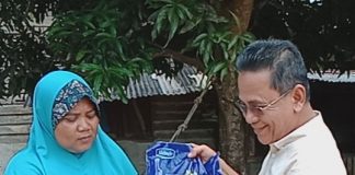 Nasdem Bintan salurkan Bantuan Korban Kebakaran di Pulau Numbing Kecamatan Bintan Pesisir Ketua DPD Partai Nasdem Drs. Khazalik memberikan bantuan sembako untuk korban kebakaran di Pulau Numbing, F,ist