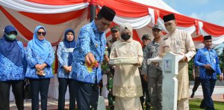 Peringati Harkitnas Ke-114 Gubernur Ansar Ziarah TMP Batu 5 Tanjungpinang Gubernur Kepulauan Riau H. Ansar Ahmad beserta jajaran staf pemerintah Provinsi Kepulauan Riau melalukan ziarah dan tabur bunga sebagai rangkaian kegiatan Hari Kebangkitan Nasional (Harkitnas) ke -114 F,ist