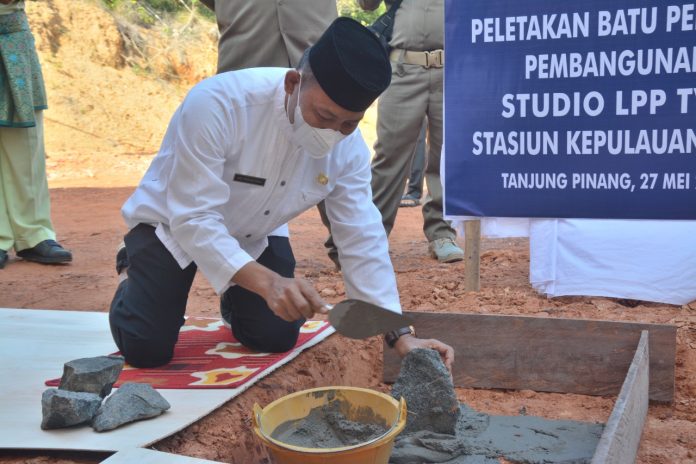 Peletakan batu pertama pembangunan studio LPP TVRI Stasiun Kepulauan Riau oleh Sekretaris daerah Provinsi Kepri Adi Prihantara F,ist