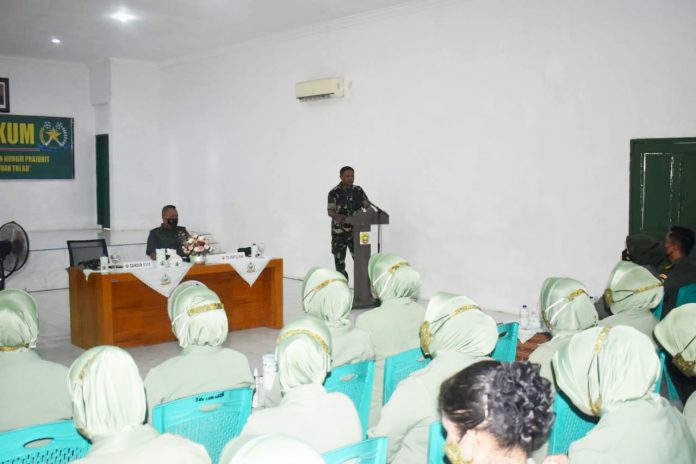 Guna meminimalisir tingkat pelanggaran di Satuan TNI-AD, para Prajurit, PNS dan Persit KCK Kodim 0315/Tanjungpinang menerima materi penyuluhan hukum F,ist