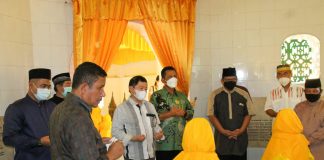 Aluan : Kajian Untuk Merevitalisasi Pulau Penyengat Memakan Waktu dan Rumit Staf Khusus Gubernur Kepulauan Riau Syarafuddin Aluan angkat bicara terkait kenapa akhirnya Pulau Penyengat perlu di revitalisasi atau di percantik f,ist