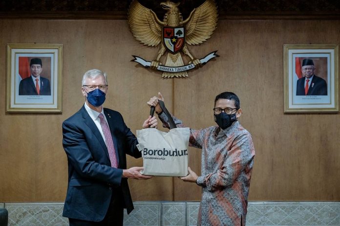 Menteri Pariwisata dan Ekonomi Kreatif/Kepala Badan Pariwisata dan Ekonomi Kreatif, Sandiaga Salahuddin Uno, bertemu dengan anggota Australia-Indonesia Institute Board F,ist
