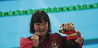 Perenang Muda Indonesia Buat Kejutan di Sea Games Vietnam Flairene berhasil mempersembahkan medali emas nomor 100 meter gaya punggung putri untuk Indonesia F,ist