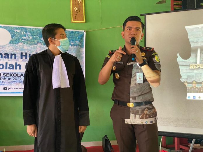 Kepala Cabang Kejaksaan Negeri Natuna di Tarempa, Roy Huffington Harahap mengatakan, tema kegiatan penyuluhan hukum Jaksa Masuk Sekolah pada tahun 2022 