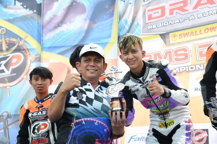 Gubernur Ansar berfoto dengan pemenang Kejuaraan Nasional (Kejurnas) Drag Bike Region Sumatera Putaran 1 F, ist