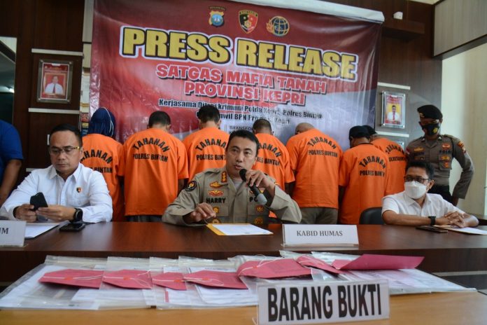 Sebanyak 19 orang di tetapkan menjadi tersangka kasus Pemalsuan Surat Tanah yang berada di Jalan Lintas Barat KM 32, Desa Bintan Buyu Kecamatan Teluk Bintan Kabupaten Bintan Provinsi Kepri. f, ist