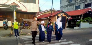 Turun ke Jalan, Kapolresta Tanjungpinang Atur Arus Lalulintas Kendaraan Kapolresta Tanjungpinang AKBP Heribertus Ompusunggu, turun langsung ke jalan ikut melaksanakan pengaturan lalu lintas F, ist