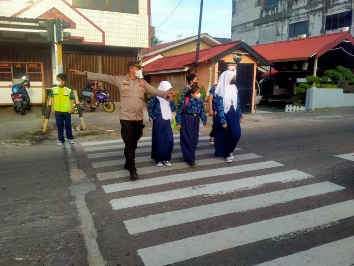 Kapolresta Tanjungpinang AKBP Heribertus Ompusunggu, turun langsung ke jalan ikut melaksanakan pengaturan lalu lintas F, ist