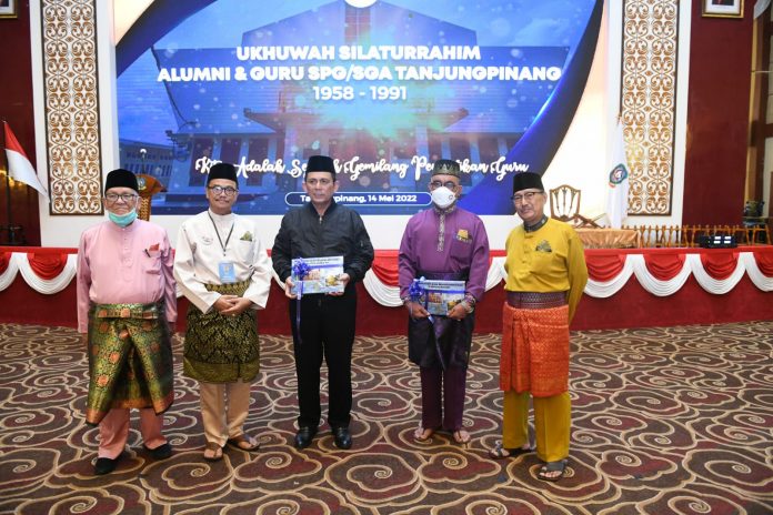 Gubernur Ansar saat menghadiri Reuni Akbar SPG SGA Tanjungpinang Tahun 2022 di Aula Wan Seri Beni Dompak, Sabtu (14/5) F,ist