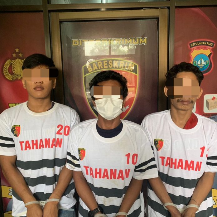 Tim Opsnal Jatanras Dit Reskrimum Polda Kepri menangkap pelaku pencurian kendaraan bermotor berinisial ARH dan dua orang Penadah Inisial RJS dan OHH. F,ist