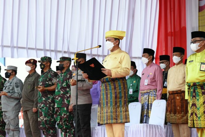 Gubernur Kepri H. Ansar Ahmad bertindak sebagai Inspektur Upacara (Irup) pada peringatan Hari Pendidikan Nasional (Hardiknas) Tingkat Provinsi Kepri Tahun 2022 F,ist