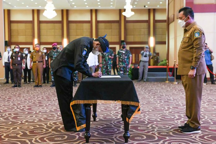Gubernur Kepulauan Riau H. Ansar Ahmad selaku Pembina Umum Karang Taruna Provinsi Kepri mengukuhkan Pengurus dan Majelis Pertimbangan Karang Taruna Provinsi Kepri Periode Masa Bhakti Tahun 2021-2026 f,ist