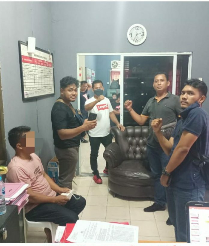 Abdul bersama Polisi di Polsek Tanjungpinang Timur, F,ist