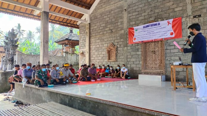Babinsa di wilayah teritorial Kodim 1610/Klungkung bersama instansi atau pihak terkait mulai berperan aktif memberikan pemahaman pada masyarakat akan pentingnya bahaya HIV/Aids F,ist