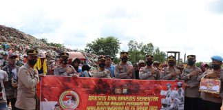 Polres Tanjungpinang Bagi-Bagi Sembako di TPA Kegiatan Bansos dilaksanakan di TPA Ganet dipimpin Wakapolresta Tanjungpinang Kompol Veri Eldulfandria Nor F,ist