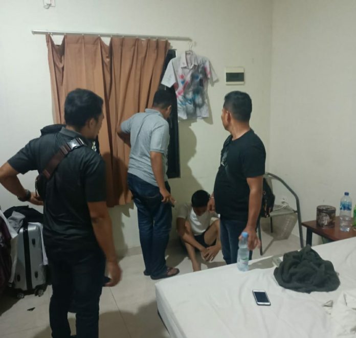Pelaku pencurian sejumlah perhiasan emas milik warga Tanjungpinang saat ditangkap Tim Jatanras Polresta Tanjungpinang di salah satu guest house di Bali F,ist