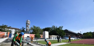 Venue APG Solo 2022, Mulai Masuk Tahap Finishing dan Pemasangan Toilet Ramah Disabilitas Sejumlah pekerja melakukan pekerjaan vinishing venue yang akan digunakan dalam pagelara Asean Para Games Solo 2022 F,ist