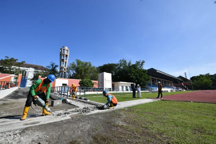 Sejumlah pekerja melakukan pekerjaan vinishing venue yang akan digunakan dalam pagelara Asean Para Games Solo 2022 F,ist