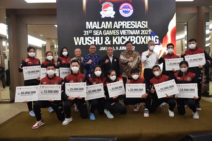 Tim wushu Indonesia secara total sukses menyumbangkan 15 medali pada ajang SEA Games Vietnam 2021 F,ist