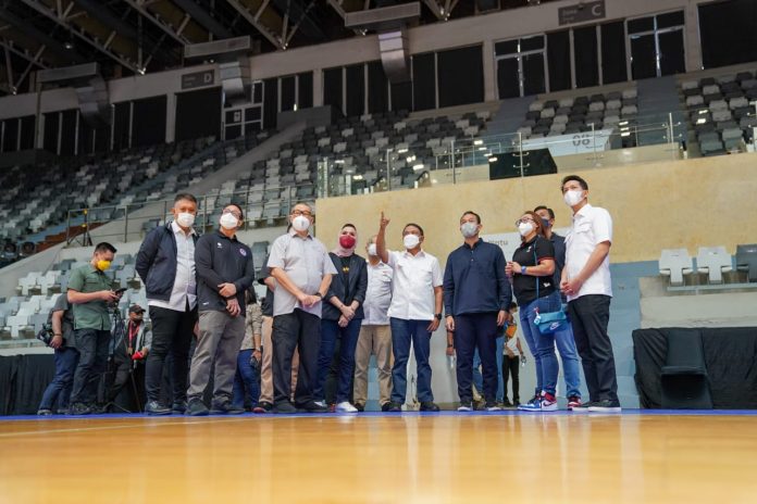 Menpora Amali memastikan kesiapannya dengan memantau langsung latihan timnas basket di Istora Senayan sekaligus memastikan kesiapan venue pertadingan. F,ist