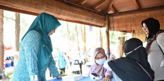 100 Lansia Dapat Bingkisan Dalam Peringatan Harganas 2022 Provinsi Kepri Ketua TP-PKK Kepri Hj. Dewi Kumalasari Ansar saat melihat pemeriksaan kesehatan terhadap warga Bintan F,ist
