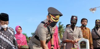 Kapolresta Tanjungpinang Pimpin Upacara Ziarah Makam Pahlawan dan Tabur Bunga Upacara ziarah dan tabur bunga dipimpin langsung Kapolresta Tanjungpinang AKBP Heribertus Ompusunggu F,ist