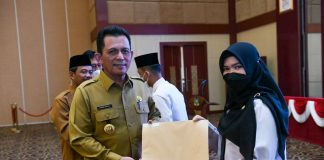 Gubernur Ansar Serahkan SK Formasi PPPK Guru Tahap II, Terisi 243 dari 264 Formasi Gubernur Kepulauan Riau H. Ansar Ahmad menyerahkan SK sekaligus membuka Pembekalan dan Orientasi Pegawai Pemerintah dengan Perjanjian Kerja (PPPK) Guru Tahap II F,ist