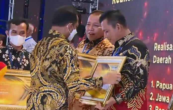  Gubernur Kepulauan Riau H. Ansar Ahmad menerima penghargaan dari Menteri Dalam Negeri (Mendagri) RI H. Tito Karnavian F, ist