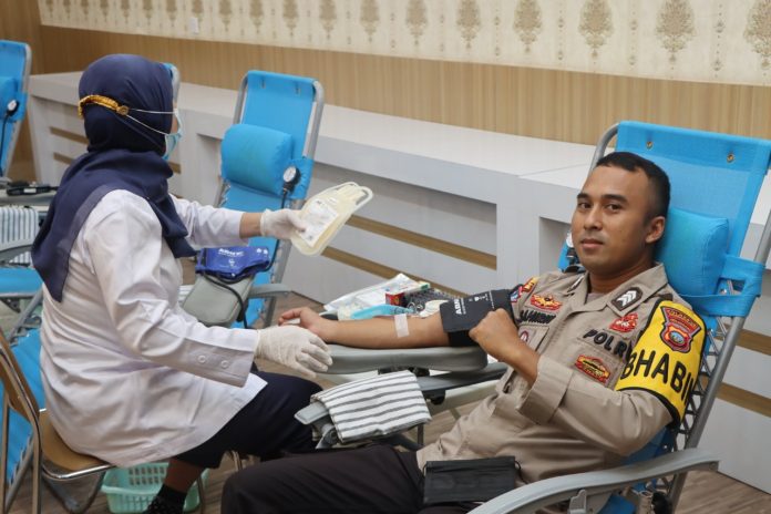 Kepolisian Resor Kota Tanjungpinang melaksanakan bakti sosial dengan menggelar donor darah F, ist