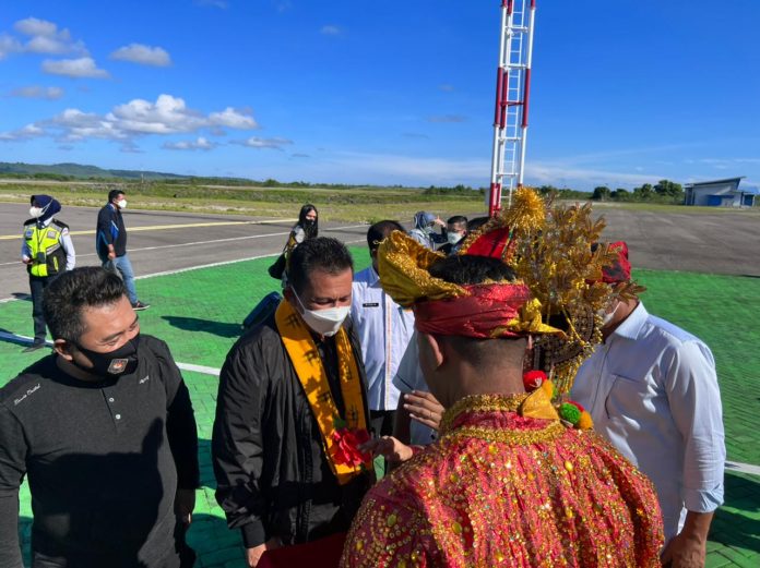 Gubernur Kepulauan Riau H. Ansar Ahmad tiba di Bandara Matahora Wakatobi, Sulawesi Tenggara, Rabu (8/6). F, ist