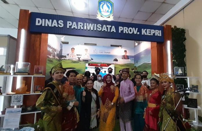 Pengunjung Pameran Harmoni Expo, Pesparawi Nasional XIII Antusias Padati Stand Dispar Kepri F, ist