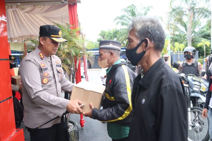 Menyambut Hari Bhayangkara Ke-76 1 Juli 2022, Polres Karimun dan Polsek jajaran melaksanakan kegiatan bantuan sosial, Senin (20/06) f, ist