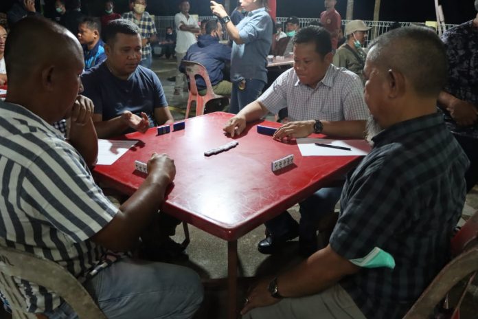 Para warga Bintan saat ikuti turnamen domino F, ist