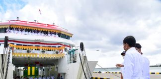 Perlancar Konektivitas Antar Pulau di Wakatobi, Presiden Resmikan Tiga Pelabuhan Penyebrangan Presiden RI Joko Widodo (Jokowi) meresmikan tiga pelabuhan penyeberangan dan satu unit kapal penyeberangan untuk memperlancar konektivitas antarpulau di Wakatobi F,ist