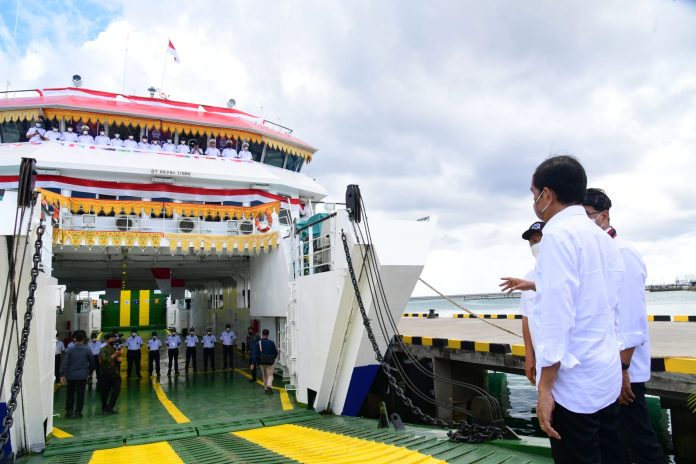 Presiden RI Joko Widodo (Jokowi) meresmikan tiga pelabuhan penyeberangan dan satu unit kapal penyeberangan untuk memperlancar konektivitas antarpulau di Wakatobi F,ist