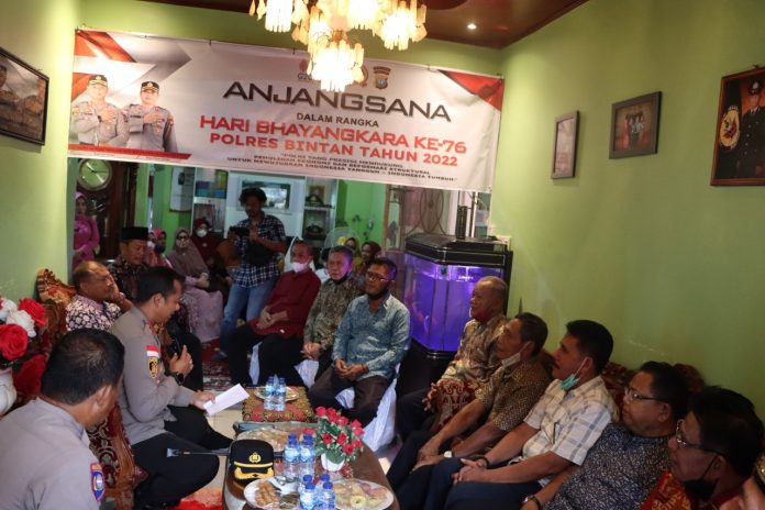 Kapolres Bintan dan Waka Polres Bintan serta pejabat utama Polres Bintan memberikan tali asih kepada purnawirawan Polri dan Warakauri pada hari Rabu (22/6) F,ist