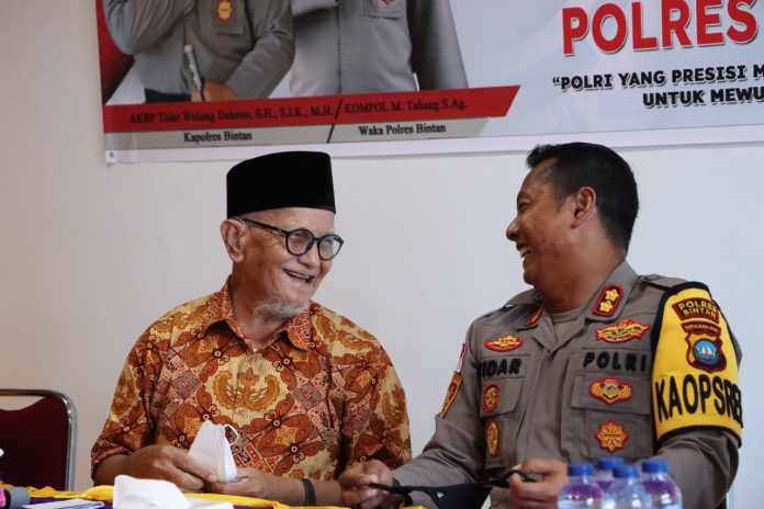 Kapolres Bintan AKBP Tidar Wulung Dahono, didampingi Wakapolres Bintan Kompol M. Tahang, dan pejabat utama Polres Bintan melaksanakan silaturahmi dengan tokoh-tokoh agama dan tokoh masyarakat Kecamatan Bintan Utara, pada Kamis (16/06) F,ist