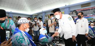 Gubernur Ansar Melepas 449 JCH Embarkasi Batam Kloter Pertama Gubernur Kepulauan Riau H. Ansar Ahmad melepas secara langsung sebanyak 449 Jamaah Calon Haji (JCH) Kloter 01 Rabu (15/6) F,ist