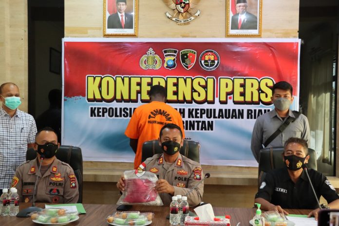 Polsek Gunung Kijang Polres Bintan berhasil mengamankan seorang pria WNA ( Warga Negara Asing) yang merupakan tersangka penganiayaan F,ist