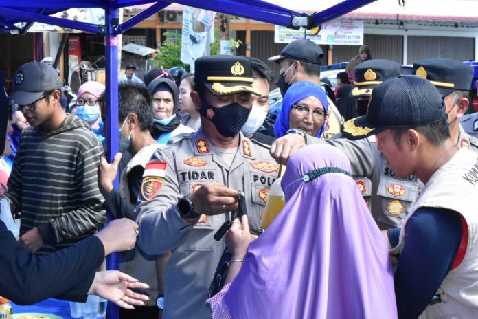 Jelang hari Bhayangkara ke 76, Polres Bintan bersama Pemkab Bintan dan Komunitas Gerakan Aksi Nasional(GAS) laksanakan kegiatan operasi pasar F,ist