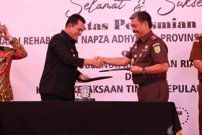 Gubernur Kepulauan Riau H. Ansar Ahmad bersama Kajati Kepri Gerry Yasid meresmikan Balai Rehabilitasi Napza Adhyaksa Provinsi Kepri di Rumah Sakit Khusus Jiwa dan Ketergantungan Obat (RSKJKO) Engku Haji Daud Provinsi Kepri, Tanjung Uban, Senin (25/7) F,ist