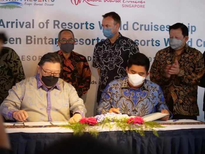 Penandatanganan MoU antara Management Bintan Resorts Cakrawala dan Resorts World Cruises di Doulus Phos the Ship hotel, Lagoi, Bintan Kepulauan Riau, Sabtu (2/6) pagi F,ist