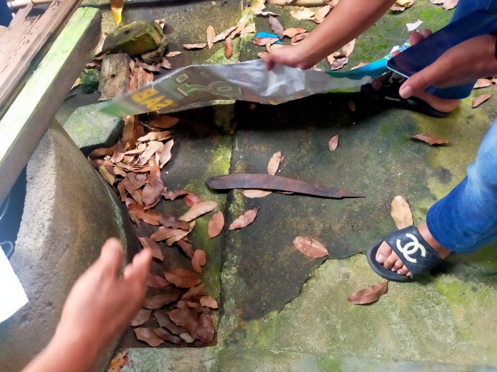 Sebilah parang yang digunakan pelaku saat membacok kepala korban F,ist