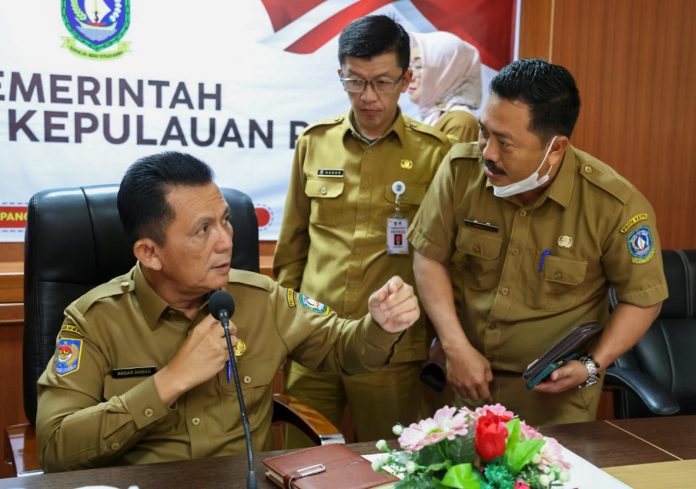 Gubernur Kepri, Ansar Ahmad saat berbicara dengan Kabiro Umum dan Kadis Kominfo Kepri, F,ist