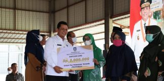 Gubernur Ansar Serahkan Insentif RT/RW dan Posyandu serta Bantuan Transportasi Siswa Tahap II di Batam Gubernur Kepulauan Riau H. Ansar Ahmad kembali menyerahkan bantuan insentif untuk Rukun Tetangga (RT) dan Rukun Warga (RW) f,ist